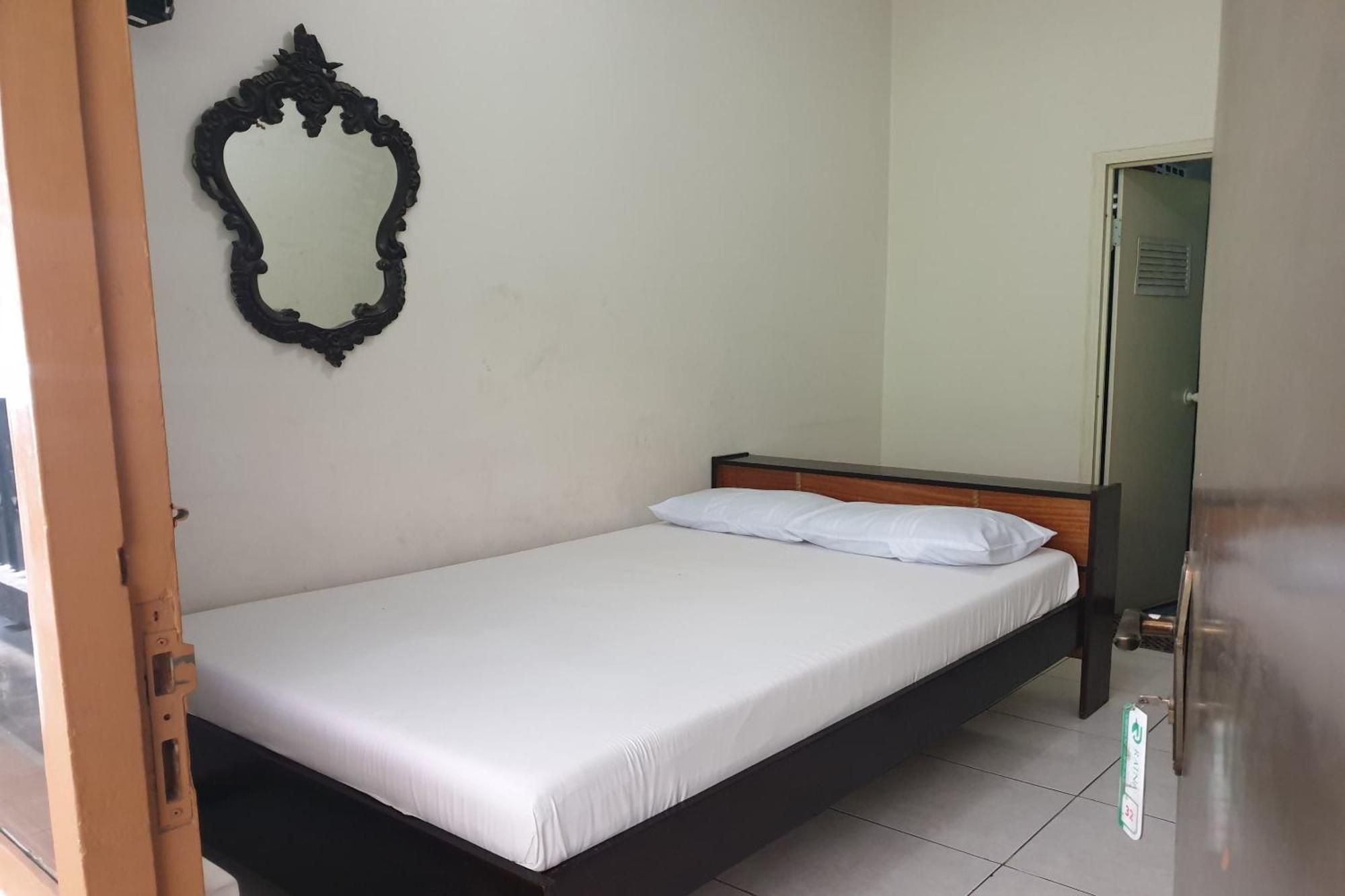 Hotel Oyo Life 2090 Ratna Backpacker Syariah Probolinggo Exterior foto