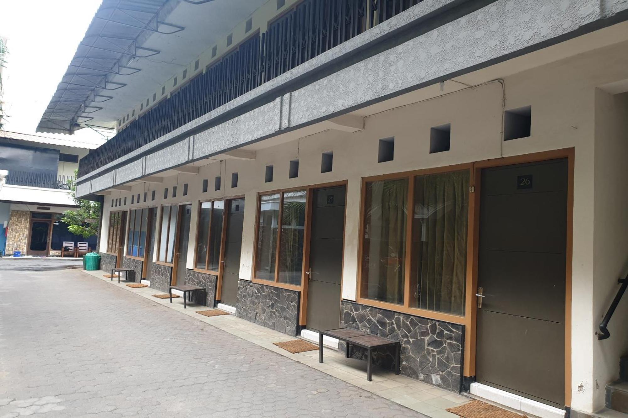 Hotel Oyo Life 2090 Ratna Backpacker Syariah Probolinggo Exterior foto